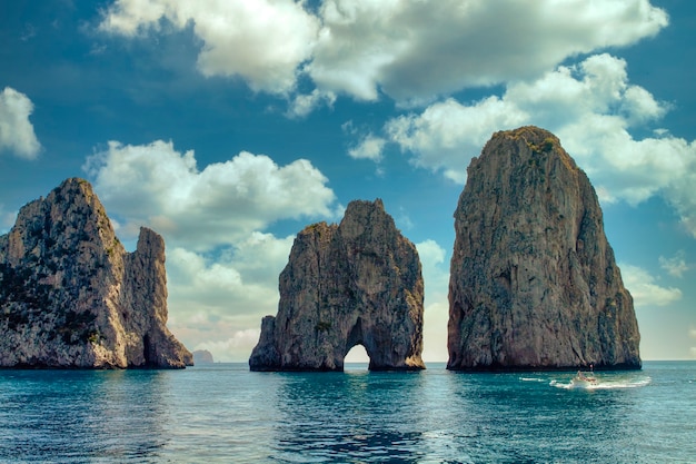 イタリア、カプリ島のファラリオーニ岩