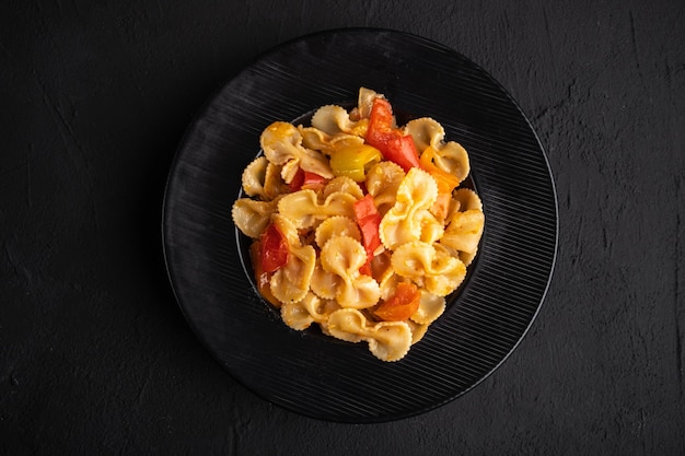 Farfalle met tomaten en room