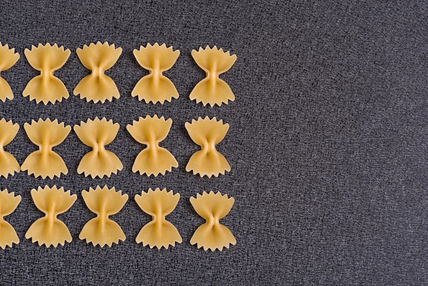 Farfalle of vlinderdas pasta. Pasta achtergrond. Ruimte kopiëren. Sjabloon. Mock-up.