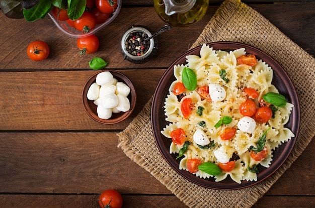 Farfalle Pasta - Caprese Salade Met Tomato, Mozzarella En Basiliek