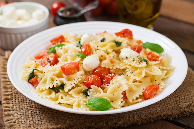 Farfalle Pasta - Caprese Salade Met Tomato, Mozzarella En Basiliek