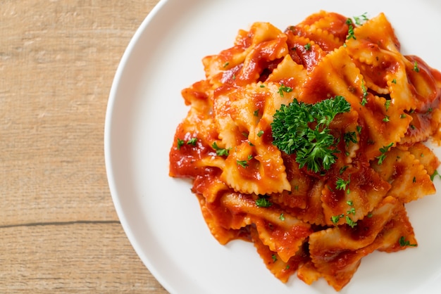 farfalle pasta in tomatensaus met peterselie - Italian food style