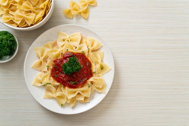 farfalle pasta in tomatensaus met peterselie