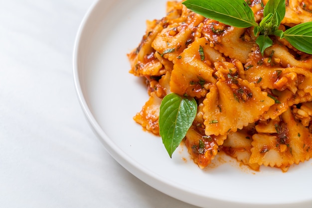 farfalle pasta met basilicum en knoflook in tomatensaus - Italiaanse saus