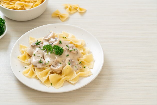 farfalle pasta met champignon witte roomsaus. Italiaanse eetstijl