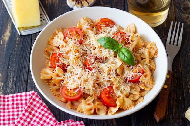 Farfalle pasta met tomaten en kaas Gezond eten Vegetarisch eten