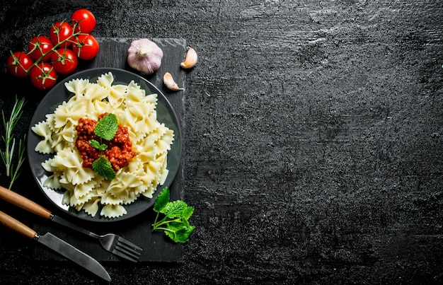 Farfalle pasta met tomatenrozemarijn en knoflook