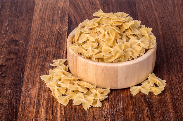 Farfalle pasta op de houten kom