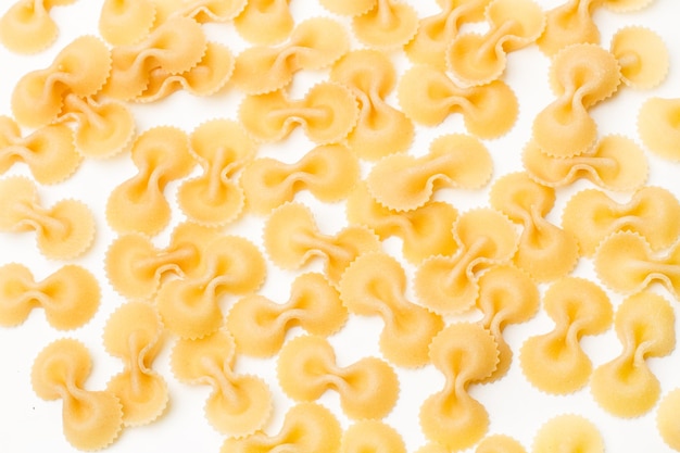 Farfalle pasta op een witte achtergrond met kopie ruimte