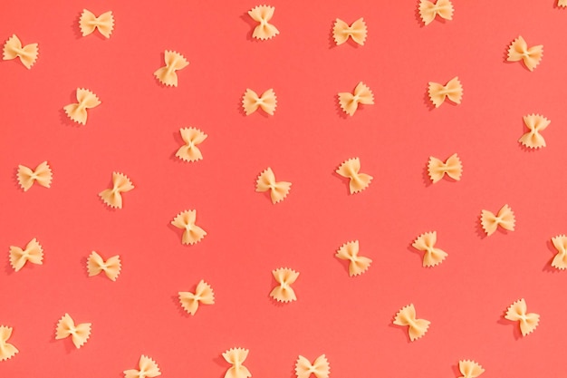 Photo farfalle pasta random flat lay pattern on red background