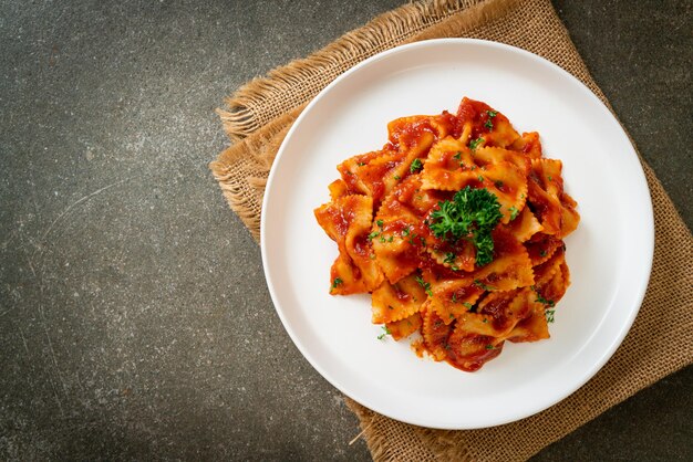 Foto pasta farfalle in salsa di pomodoro con prezzemolo