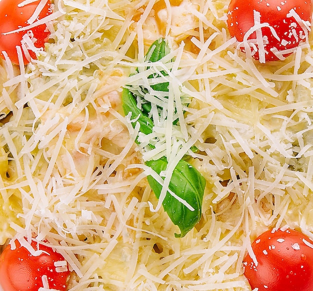チェリー トマトとパルメザン チーズのファルファッレ パスタ