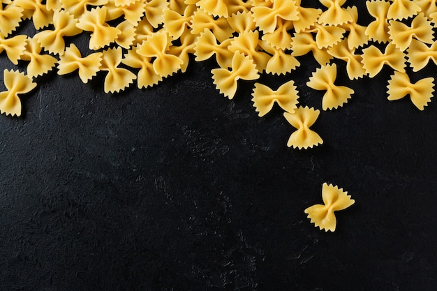 검은 콘크리트 배경에 Farfalle 원시 파스타