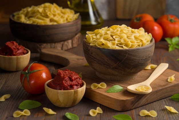 Фарфалле спагетти итальянская паста смешанные ресурсы с томатами и томатной пастой