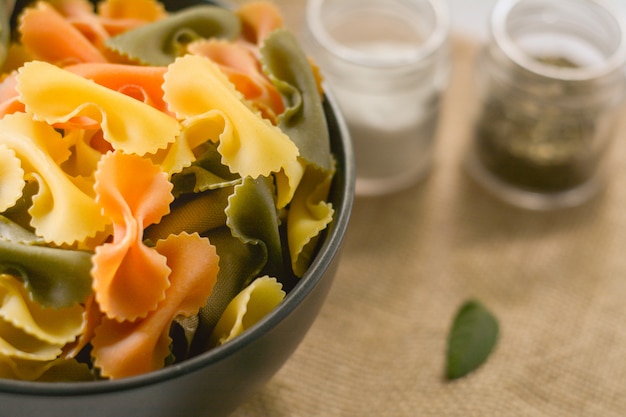 Farfalle tricolor alimenti biologici sani. pasta italiana