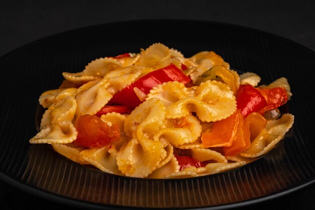 Photo farfalle with tomatoes, and cream