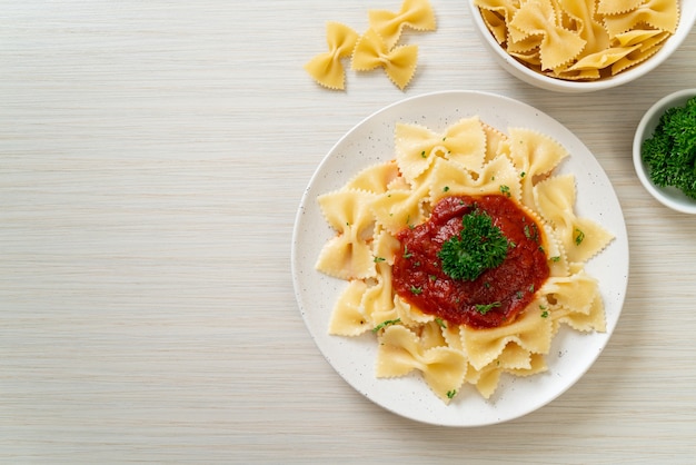 farfalledeegwaren in tomatensaus met peterselie - Italiaanse voedselstijl