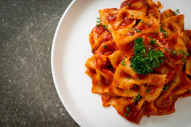 farfalledeegwaren in tomatensaus met peterselie - Italiaanse voedselstijl