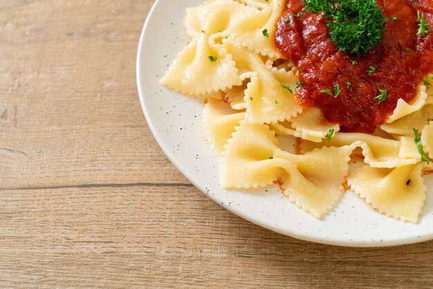 farfalledeegwaren in tomatensaus met peterselie - Italiaanse voedselstijl