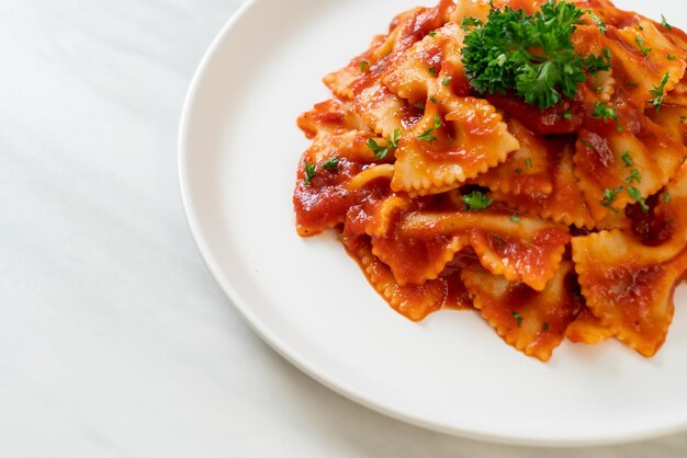 farfalledeegwaren in tomatensaus met peterselie - Italiaanse voedselstijl