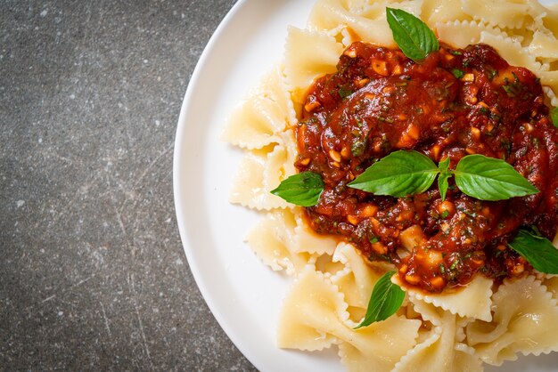 farfalledeegwaren met basilicum en knoflook in tomatensaus - Italiaanse saus