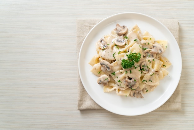 farfalledeegwaren met champignon-witte roomsaus - Italiaanse eetstijl