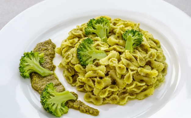 Farfalline pasta met pesto en brocoli