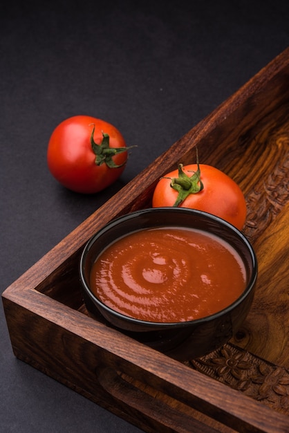 Farm Fresh Red Tomato met pasta of puree in een keramische kom. Selectieve focus