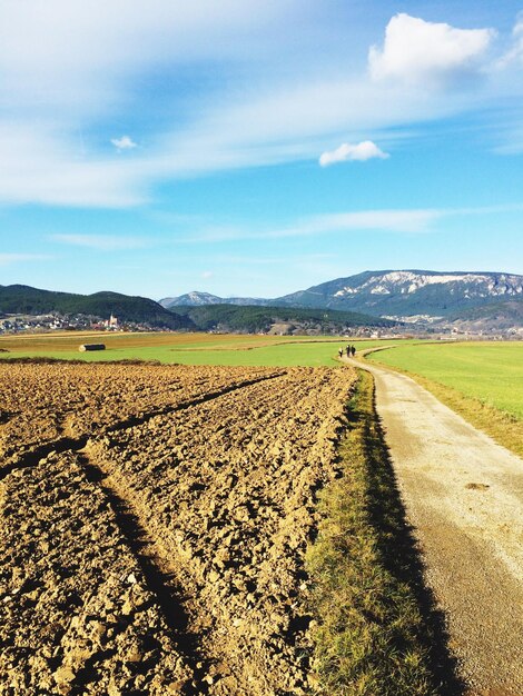 Foto fattoria e montagne contro il cielo