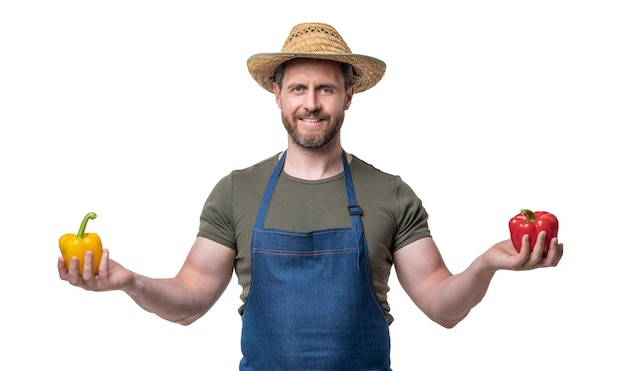 Работник фермы в фартуке и шляпе со сладким перцем, изолированным на белом