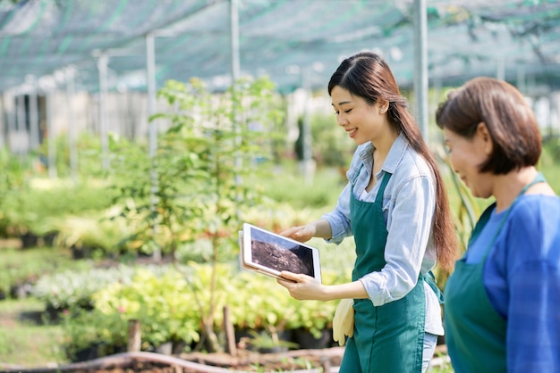 Manodopera agricola che legge le istruzioni