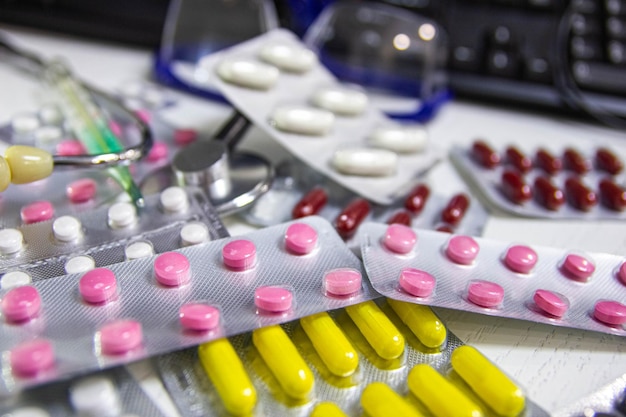 farmaceutisch concept pillen ampullen medicijnen in de EHBO-doos