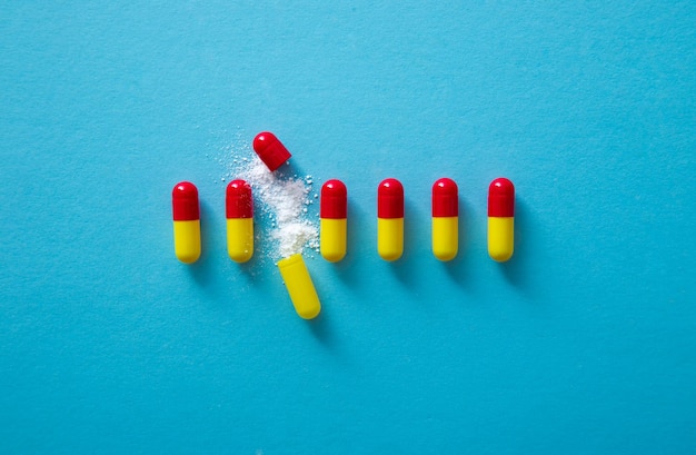 Foto farmaceutische capsules met medicijnpoeder