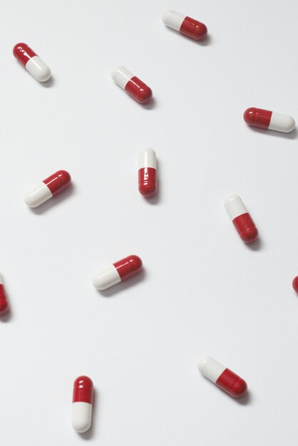 Farmaceutische capsules op witte achtergrond