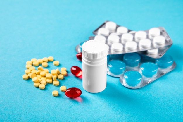 Farmaceutische geneeskundepillen, tabletten en fles