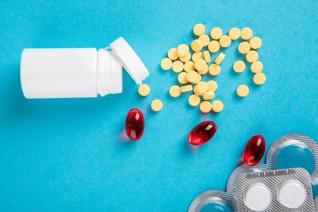 Farmaceutische geneeskundepillen, tabletten en fles