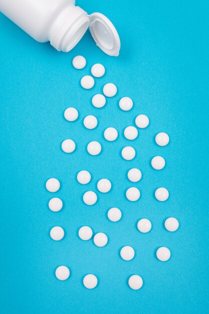 Farmaceutische industrie en geneesmiddelen witte pillen op blauwe achtergrond