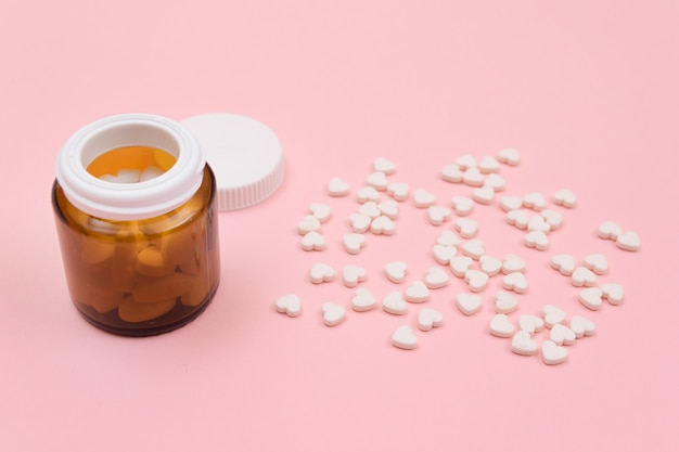Farmaceutische industrie en geneesmiddelen witte pillen op roze tafel