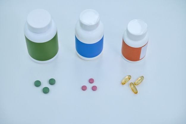 Farmaceutische medicijnen en voedingssupplementen op tafel