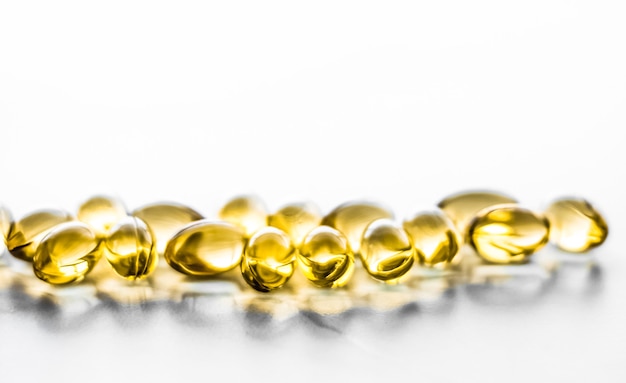 Farmaceutische merk- en wetenschapsconcept vitamine d en gouden omega-pillen voor gezonde voeding nutr...
