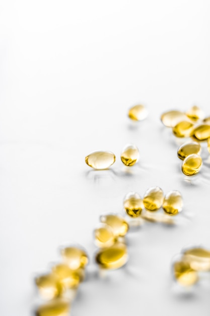 Farmaceutische merk- en wetenschapsconcept vitamine d en gouden omega-pillen voor gezonde voeding nutr...