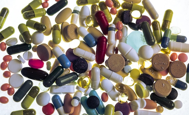 Foto farmaceutische verschillende veelkleurige tabletten capsules therapeutische geneesmiddelen en pillen