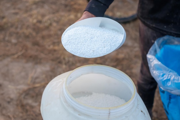 Photo the farmer can use the knapsack mist duster to add chemical fertilizers to their rice farm