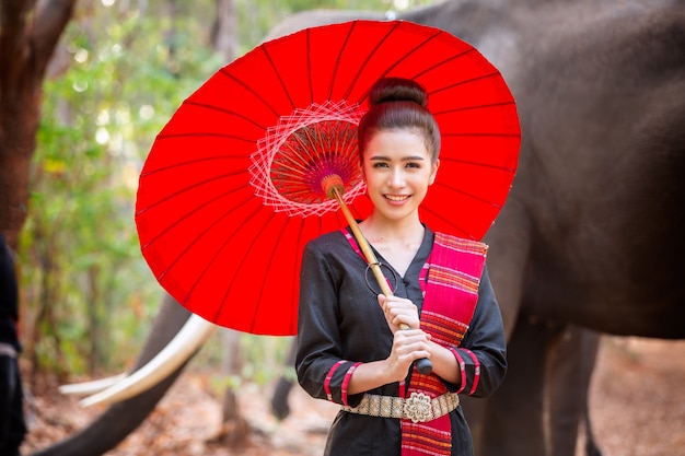 Cultura asiatica contadino ed elefante