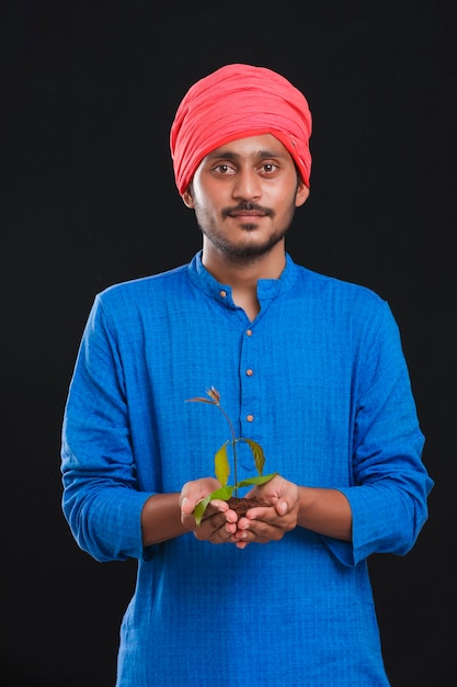 Photo farmer hands holding a planted.