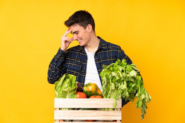 Contadino in possesso di un cesto pieno di verdure fresche