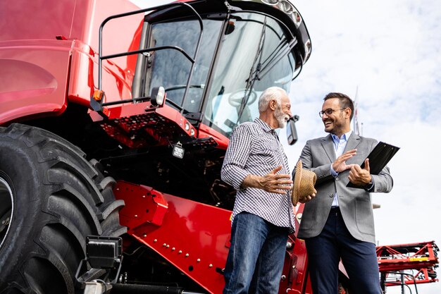 Foto un agricoltore che prevede di acquistare una nuova macchinaria agricola combinata