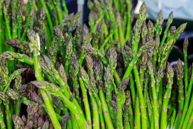 Farmer&#39;s market met verse asperges