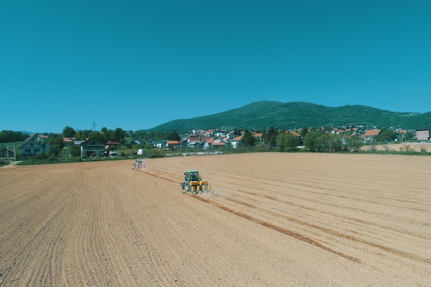 농부가 밭에 작물을 파종하는 것은 땅에 씨앗을 심는 과정입니다. Drone Photo