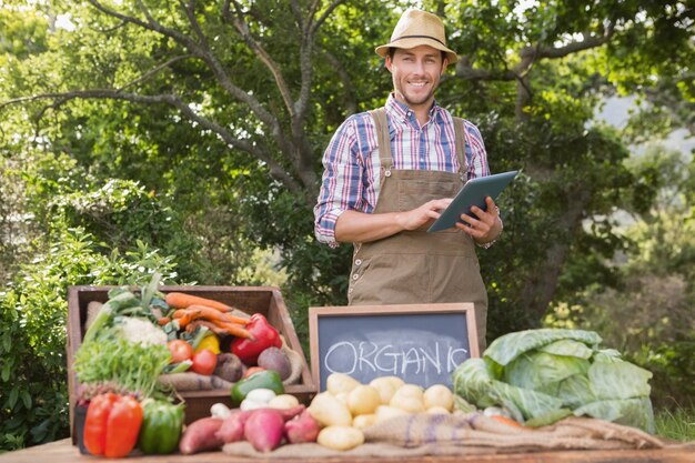 Foto agricoltore che vende la verdura organica al mercato